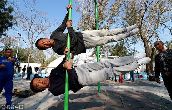 2017年11月4日，天津，四位老年人在玩身体“造型”。（图源：视觉中国）