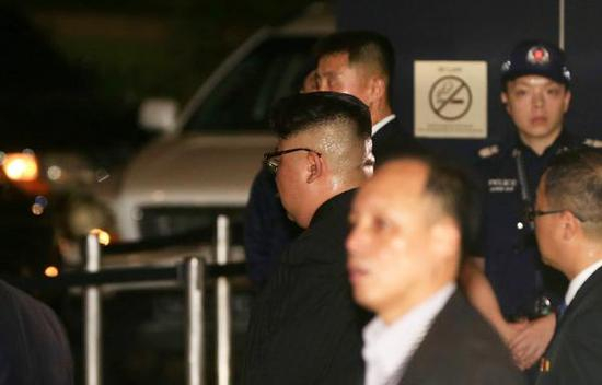 新加坡炎热的天气，也让金正恩出了不少汗。