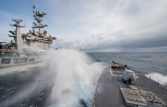 　　2018年9月19日，阿利伯克级导弹驱逐舰法拉古号（DDG 99）与尼米兹级航空母舰“杜鲁门”号（CVN 75）在海上进行补给。“杜鲁门”回去以后，法拉格特目前仍在美国第6舰队辖区战备执勤