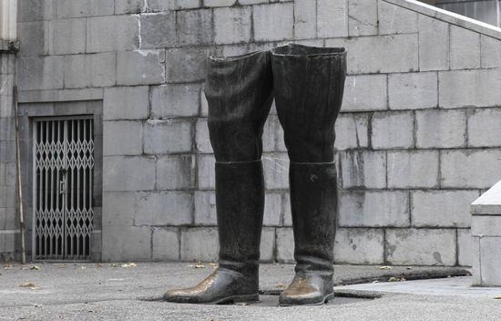 　　宫殿大门外有一座只剩双腿的铜雕，是巴列维王朝的创造者礼萨汗的雕像。1979年的伊斯兰革命，塑像被群众将其锯掉，因近2米高的双腿因无法搬动，留在这里成为时代的见证。