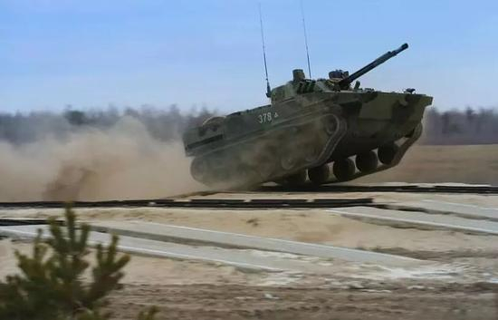 ▲俄军BMD-4M型战车（中国军网）