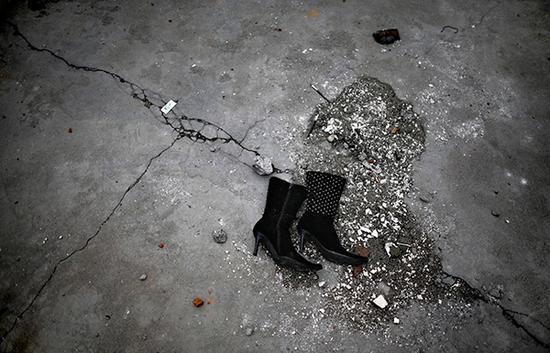 2008年5月12日地震发生后，四川德阳汉旺镇地震废墟上的一双女靴 东方 IC 图