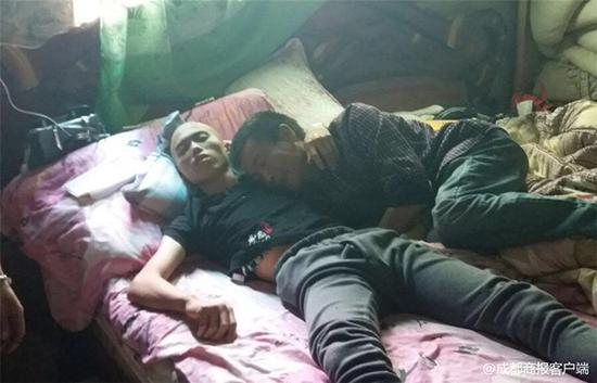 谢云涛中毒后，父亲自知他无救，只能抱着儿子哭泣。 受访者供图