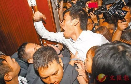 梁颂恒和游蕙祯于前年强闯立法会（港媒）