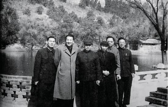 1962年，凌云等人在北京玉泉山学习。左起：刘复之、李广祥、汪金祥、梁国斌、凌云、王宁。