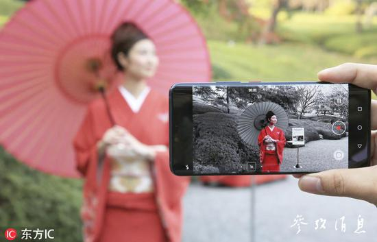 （2018年11月华为在日本东京发布新机，图片来源：东方IC。）