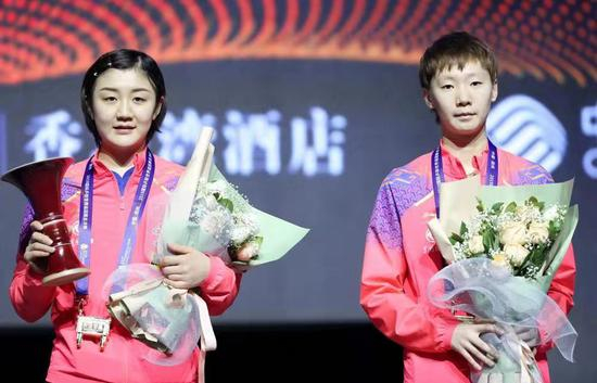 陈梦（左）女单夺冠。