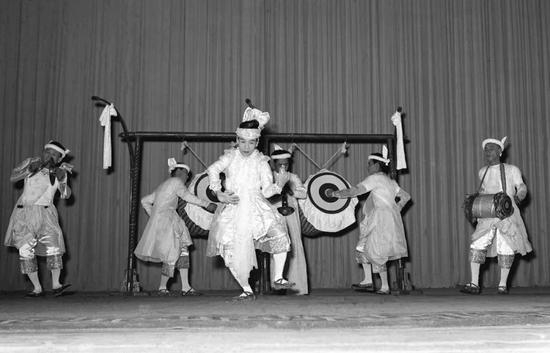 ▲1955年9月28日，缅甸联邦文化代表团在北京首次演出。图为缅甸舞蹈家吴盛昂敏表演皇族打鼓舞。