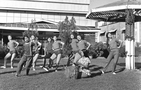 ▲1978年1月11日，中国广州歌舞团访问缅甸期间，中国演员向缅甸朋友学跳缅甸舞蹈。
