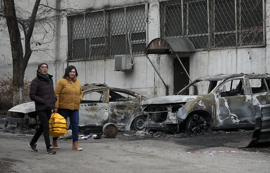 　　当地时间2022年1月11日，哈萨克斯坦阿拉木图，骚乱过后的阿拉木图街头，随处可见被破坏的公共设施及车辆。