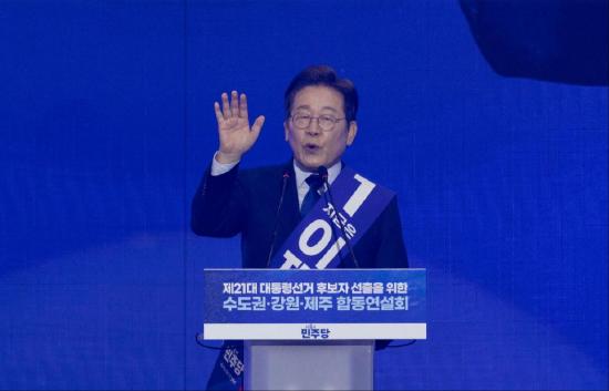 4月27日,在韩国高阳,李在明在当选共同民主党总统候选人后致辞。新华社发(全休相摄)