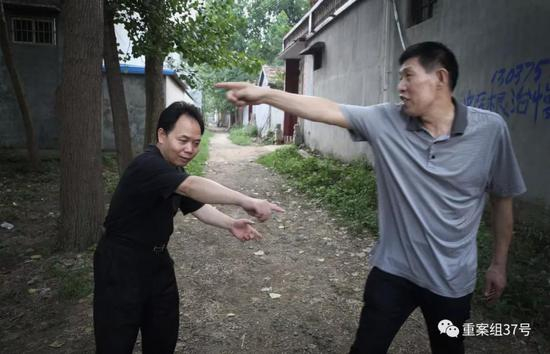 　　▲6月27日，河南商丘夏邑县，张玉玺带着律师徐昕到老家村里当年的案发地，了解当年打架事件的具体地点、过程及细节。&nbsp;&nbsp;&nbsp;&nbsp;新京报记者 尹亚飞 摄