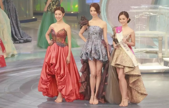 ▲陈晓华（中）26日获得香港小姐冠军