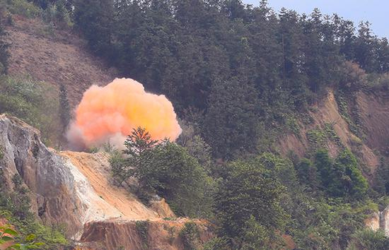 2018年5月扫雷四队组织集中销毁天保口岸附近雷场搜排出的地雷和爆炸物12000余枚（发）。黄巧 摄