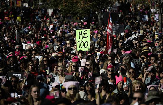 　　当地时间2018年1月20日，美国洛杉矶， 全美各地再爆发“女性大游行”。洛杉矶“女性大游行”中，人们高举“Me too”的牌子。 东方IC 资料图