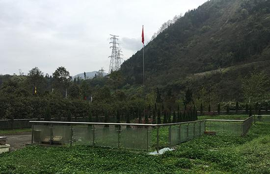 曾经的映秀小学如今只剩下一根旗杆，地震发生后杨云青主要在此救援。本文图片除署名外，均由 澎湃新闻记者 王万春 摄
