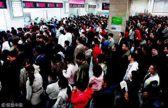 　　▲资料图片：2008年4月2日，临近当年清明节假期，郑州火车站售票大厅内挤满了排队购票的市民。（视觉中国）