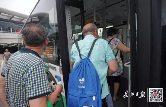  几位老年人在武汉国际博览中心排队乘坐公交。 来源：长江日报