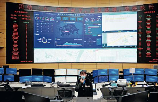 　　2月18日深夜 ，工作中的武汉急救中心120调度员陈蕾 。新冠肺炎疫情发生以来，武汉市急救中心工作量剧增，陈蕾每天晚8点至早8点工作不停歇。她的一个愿望是“ 等疫情结束，我要好好睡个觉 ！”摄影 / 长江日报 陈亮