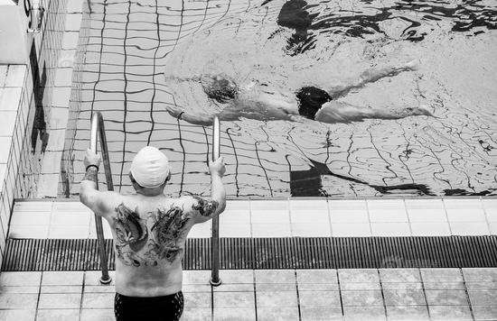 《冬泳》摄影：@油碟干碟