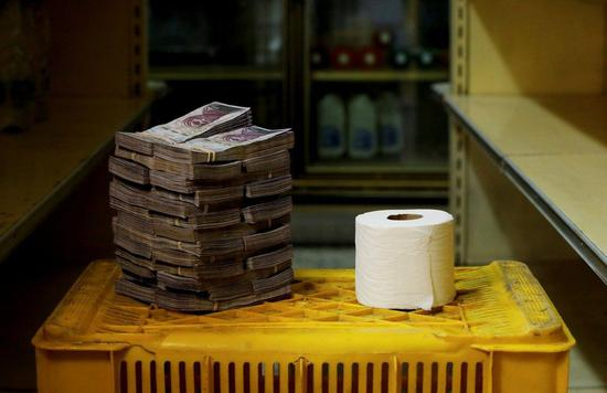 8月16日，一卷卷纸价格约260万强势玻利瓦尔（约为2.7元人民币）。