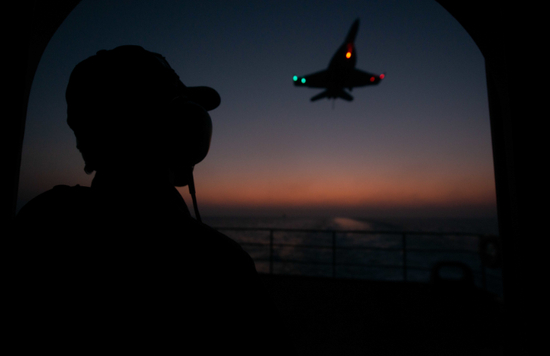 波斯湾的夜，美国人的F-18在起飞