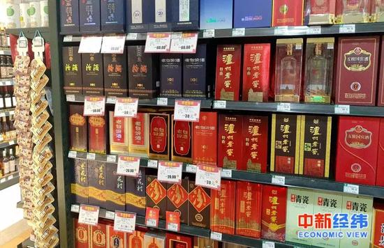 ▲超市货架上的白酒。中新经纬闫淑鑫摄