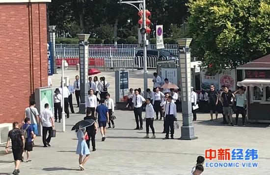 ▲置业顾问在武清高铁站揽客 中新经纬 薛宇飞 摄