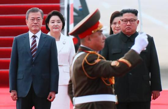 　　视频截图：当地时间2018年9月18日，韩国总统文在寅乘专机抵达朝鲜平壤顺安国际机场。朝方举行欢迎仪式，朝鲜最高领导人金正恩在机场迎接。&nbsp; 东方IC 图