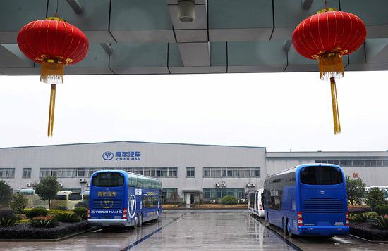 浙江金华，中国青年汽车客车生产车间