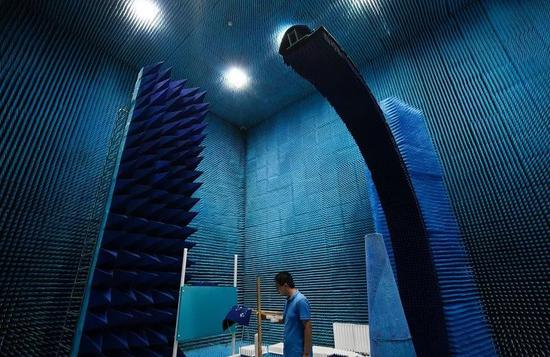 　　2019年6月6日，在江苏南京江宁经济技术开发区，科研人员在网络通信与安全紫金山实验室的微波暗室内工作。目前，紫金山实验室已经宣布成功研发5G移动通信核心的毫米波芯片。（新华社）