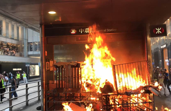 有暴力分子9月8日在港铁中环站一出口纵火（图片来源：港媒）