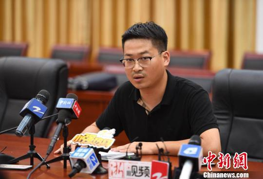 桐庐合村乡党委副书记朱晓东通报情况。　王刚　摄