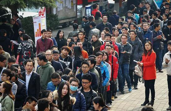 　　（虽然各地人才部门人士都不愿意承认“争夺人才”的说法，但从各城市此起彼伏、不断升级的政策中，可窥见竞争之激烈。图/视觉中国）