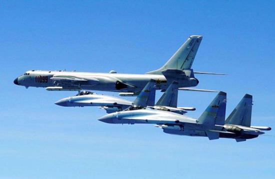 资料图片：中国空军轰-6K轰炸机与苏-35战机联合编队飞行。（图片来源于网络）