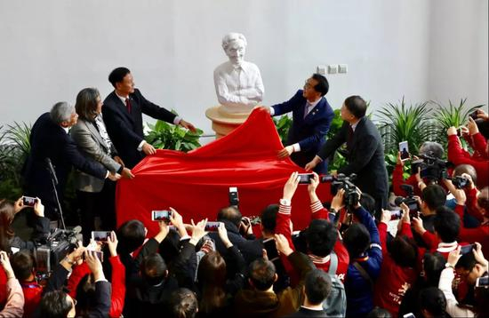 李佩先生雕塑揭幕