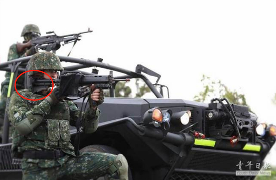  台军士兵拿枪姿势部队的照片在网上流传（图片来源：台《青年日报》）