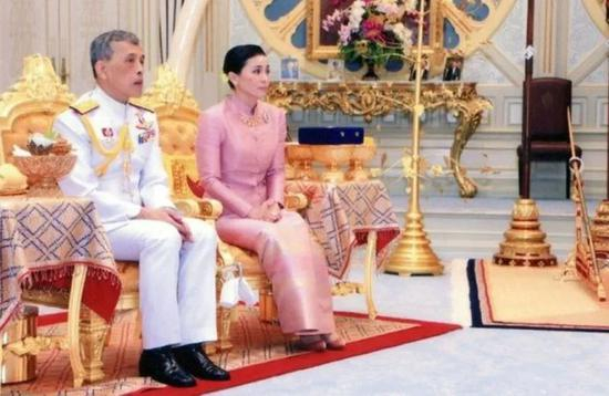 哇集拉隆功与王后素提达的资料图