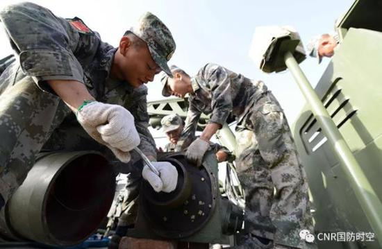 官兵对装备进行保养维护。