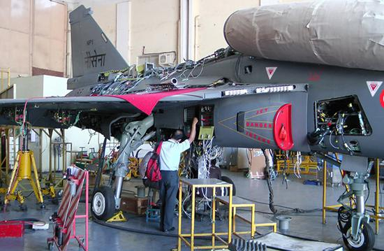 　　LCA战机项目一直遭到印度国内舆论的批评，拖沓的研制进程导致印度空军不得不继续向外国购买中型战机。