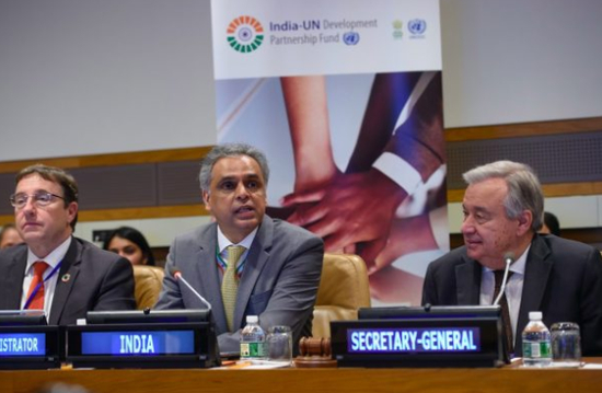 艾克巴鲁丁（中） 图自联合国