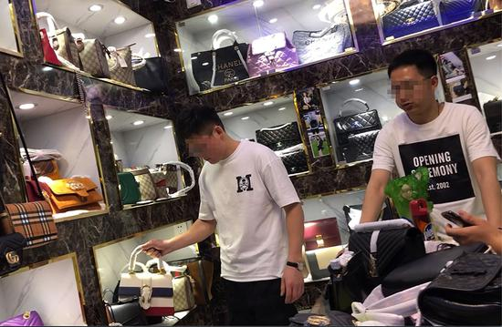 　　3月15日上午，广州市白云世界皮具贸易中心旁桂花岗小区。两位自称是海淘网店老板的年轻人在售假窝点选购假冒奢侈品。 &nbsp;&nbsp;&nbsp;&nbsp;新京报记者 吴江 摄