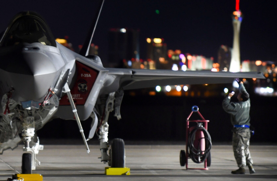 　　388中队的维护人员正在维护该中队的F-35A，388中队在红旗-19演习中宣称利用F-35A“独自”击破了中俄的防空系统 图源：美国空军