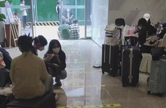 无法办理入住，仍等候在酒店大堂的学生。&nbsp;本文图均为&nbsp; 受访者 供图