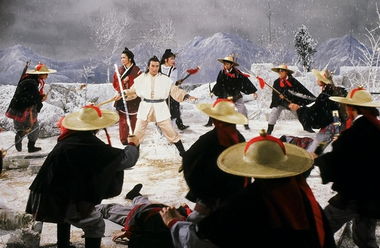 　　83版《射雕英雄传》，虽然拍摄场景现在看起来很简单，但丝毫没有阻碍该剧创造了黄药师、郭靖、黄蓉、老顽童等诸多经典角色。