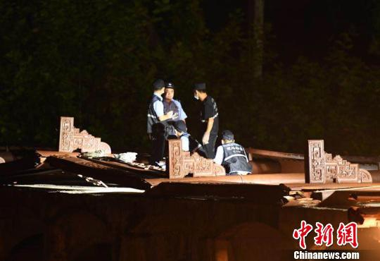 桐庐桥顶垮塌现场。　王刚 摄