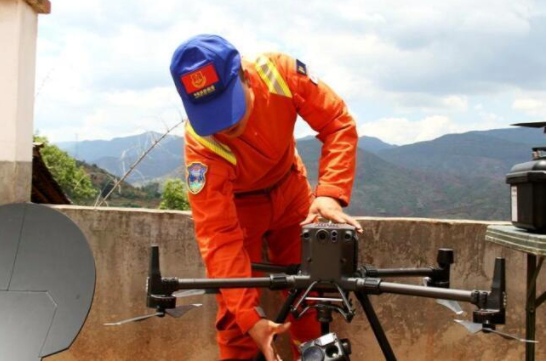 监测人员展示监测拍摄象群的无人机。（人民网程浩/摄）