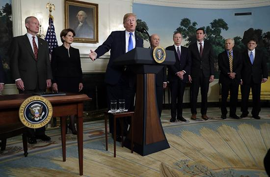 　　当地时间3月22日，美国华盛顿白宫，特朗普签署备忘录将对中国商品大规模征收关税。这是美国总统特朗普（左三）在签署总统备忘录前讲话。新华社 图