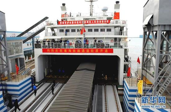 　　2003年1月7日，在粤海铁路北港码头，一列货运火车通过铁路栈桥徐徐开进停靠在码头的跨海渡轮上。我国第一条跨海铁路粤海铁路当日开通，海南从此结束与大陆不通火车的历史。 新华社记者周文杰摄