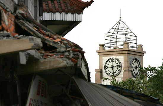 2008年5月12日，四川德阳汉旺镇广场的钟楼永远定格在14点28分 视觉中国 图